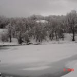 lago ghiacciato mentre nevica