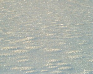 Il lago ghiacciato sembra un paesaggio lunare